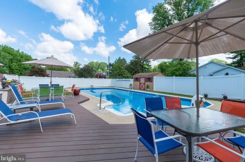 303 Devon Dr, Lancaster PA  17603-4609 exterior