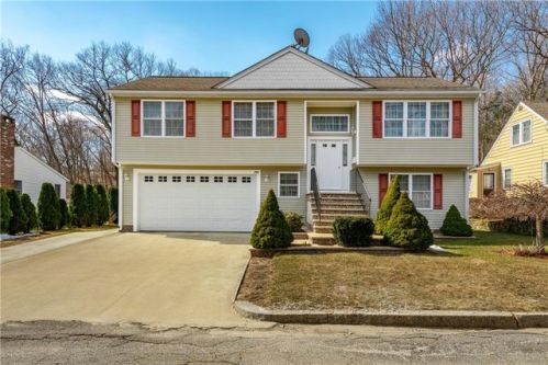 284 8th Ave, Woonsocket, RI 02895-4170