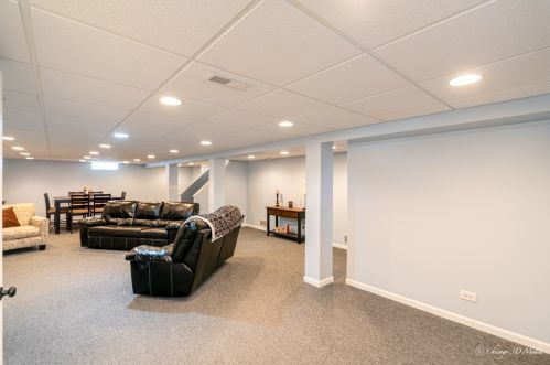6921 Oakton Ct, Niles IL  60714-3014 exterior