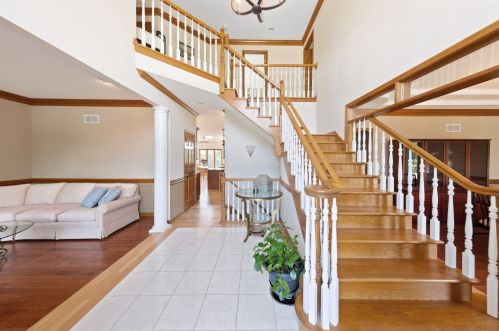 6870 Fieldstone Dr, Willowbrook IL  60527-6968 exterior