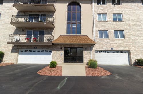 6264 Gullikson Rd, Chicago, IL 60638-3944