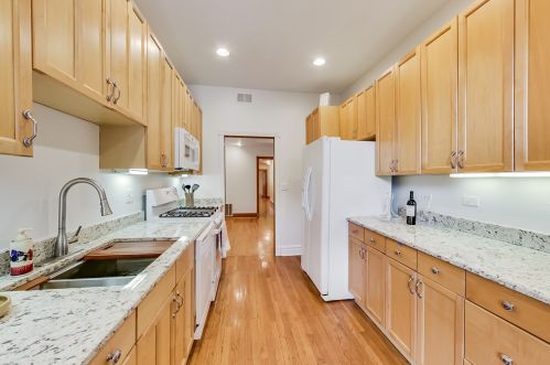 837 Lakeside Pl, Chicago, IL 60640-5112