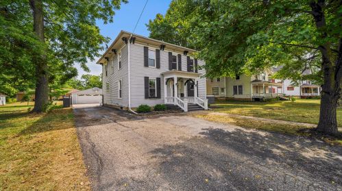 313 4th St, Oregon, IL 61061-1803