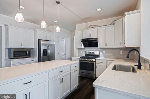 1009 Glen View Dr, York PA  17403-9680 exterior