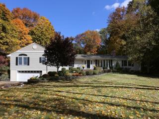 5 Valley Pl, Chester, NJ 07930-2840
