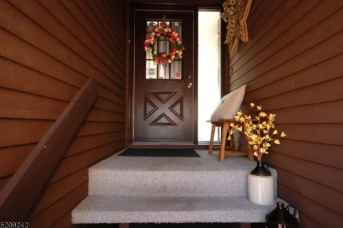 18 Highland Cir, Annandale, NJ 08801-1502