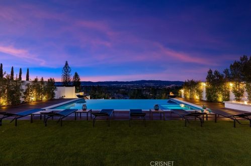 3915 Vista Linda Dr, Van Nuys, CA 91316-4457