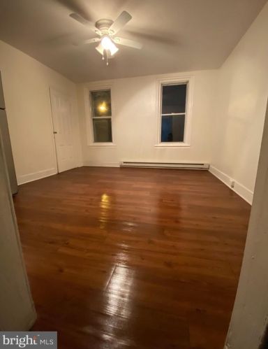 526 Cambria St, Philadelphia, PA 19133-2722