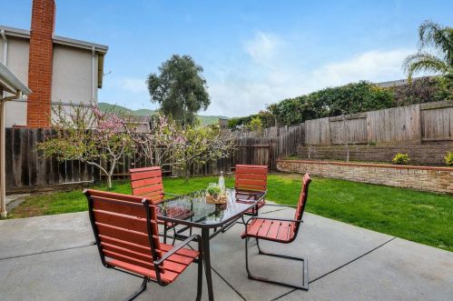2174 Lacey Dr, Milpitas CA 95035-6122 exterior