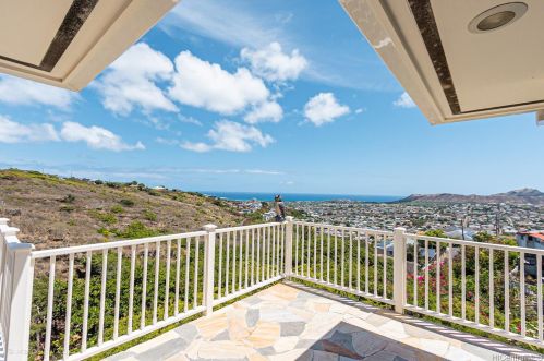 1717 Iwi Way, Honolulu HI  96816-3826 exterior