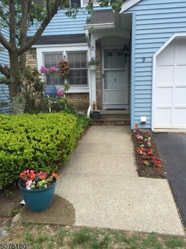 9 Carriage Ln, Sparta, NJ 07871-1739