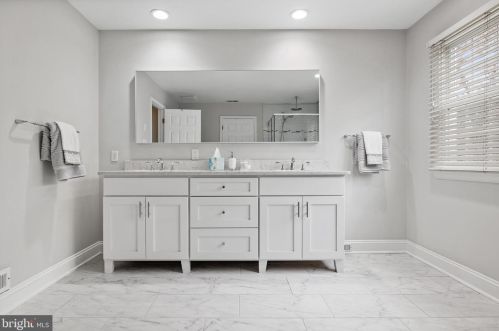 3 Kings Ln, Tavistock NJ 08033-1230 exterior