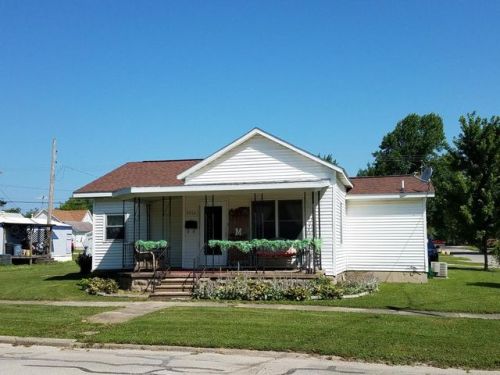 1014 Locust St, Oliver, IL 62441-1760