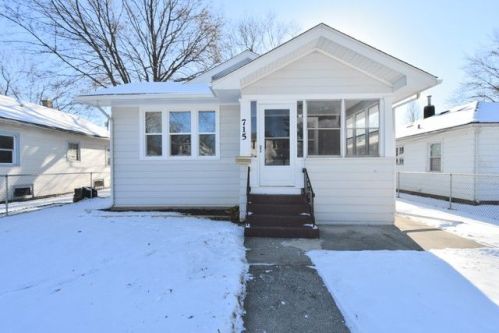 715 Massena Ave, Waukegan, IL 60085-2933
