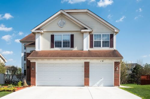 19 Clover Cir, Streamwood, IL 60107-2360
