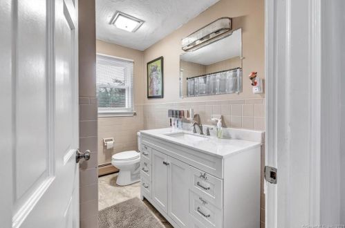 24 Morgan Dr, Wallingford CT  06492-2641 exterior