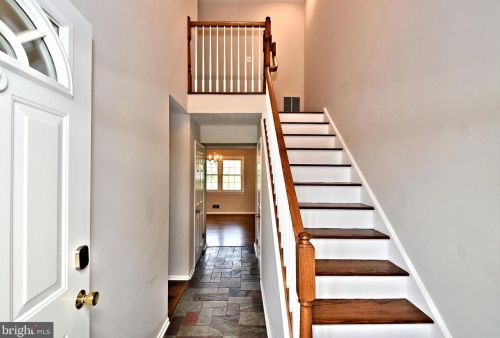 1 Dolphin Ln, Trenton, NJ 08619-1307