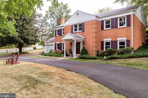 4009 Whispering Ln, Annandale, VA 22003-2055
