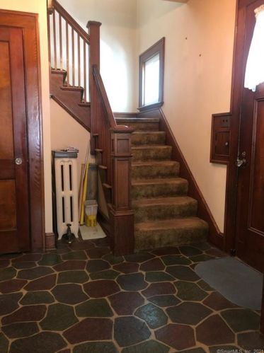91 Tudor St, Waterbury, CT 06704-3025