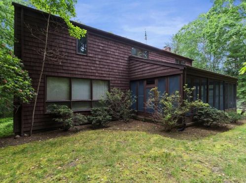 1300 Waterford Dr, Warwick, RI 02818-1053