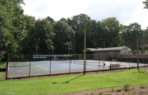 2044 Ellwyn Dr, Atlanta GA  30341-1541 exterior