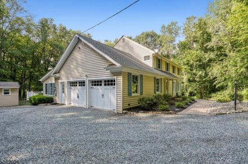 17 Delwood Rd, Chester, NJ 07930-2126