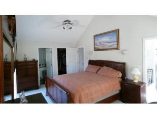 9 Willow St, Derry, NH 03038-4439