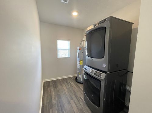 1881 Erika Dr, Springfield OH  45503-5883 exterior