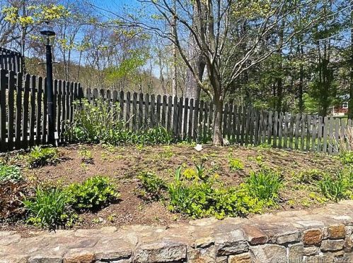 6 Tulip Ln, Huntington CT  06484-2632 exterior