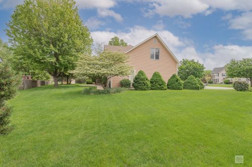 701 Augusta Dr, North Aurora, IL 60542-9036