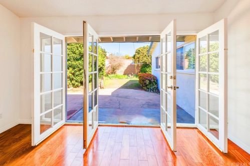 1005 Driftwood Ave, Seal Beach, CA 90740-5824
