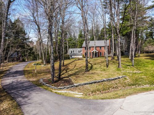 44 Sturbridge Ln, Cumberland, ME 04021-3322