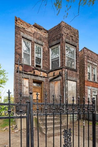 6321 Eberhart Ave, Chicago, IL 60637-3305