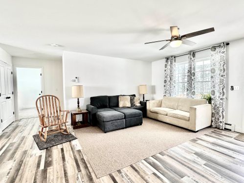 137 Parade Rd, Barnstead, NH 03218-3680