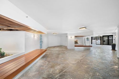 2463 Kuhio Ave, Honolulu HI  96815-3361 exterior