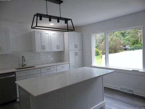 145 Brooksvale Rd, Cheshire CT  06410-3334 exterior