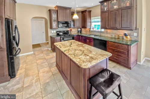 233 Beech Ln, Auburn, NJ 08085-4033