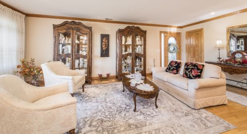 8137 Field Dr, Niles, IL 60714-2704