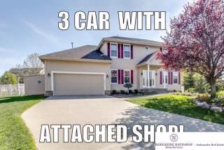 702 Eagle Crest Cir, Omaha, NE 68133-2459