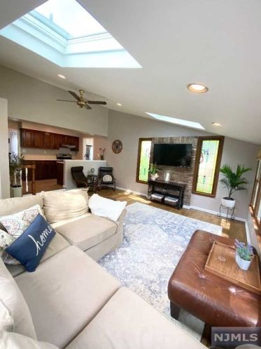 165 Wayne Ave, River Edge, NJ 07661-1107