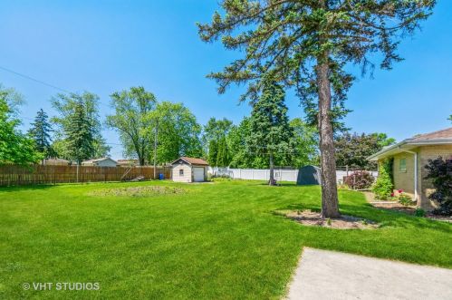 15702 Oak Park Ave, Oak Forest, IL 60452-1571