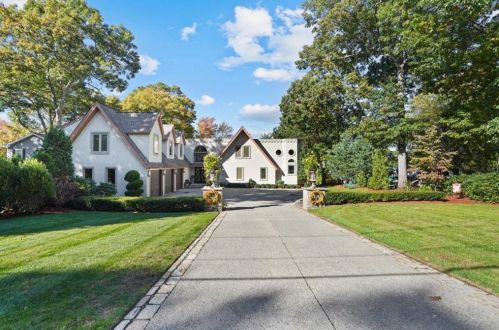 63 Shore Dr, Providence, RI 02919-2922