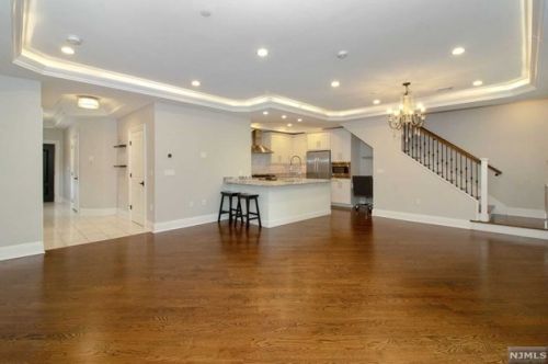 23 Marquis Ct, Edgewater NJ  07020-2900 exterior
