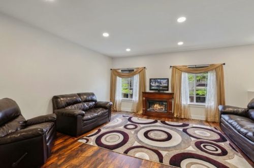 267 Monarch Dr, Streamwood, IL 60107-3383