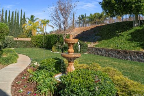 7470 Chateau Rdg Ln, Riverside CA  92506-7542 exterior