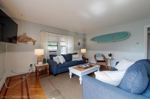28 Narragansett Ave, Middletown, RI 02840-4065