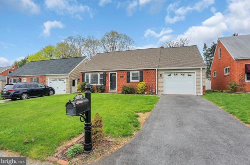 65 Woodward Dr, York, PA 17406-3256
