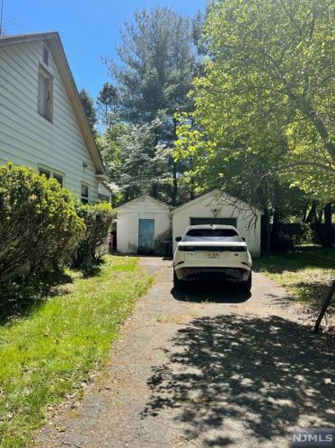 42 Harvey St, Closter, NJ 07624-1132
