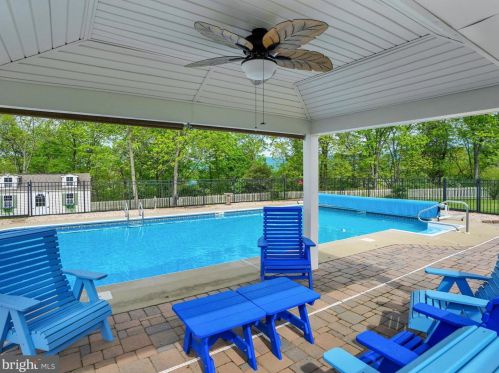 6 Meade Dr, Carlisle PA  17013-8124 exterior