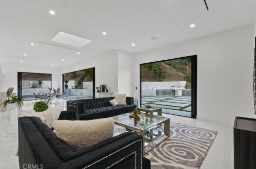 2434 Delisle Ct, Glendale CA  91208-2210 exterior
